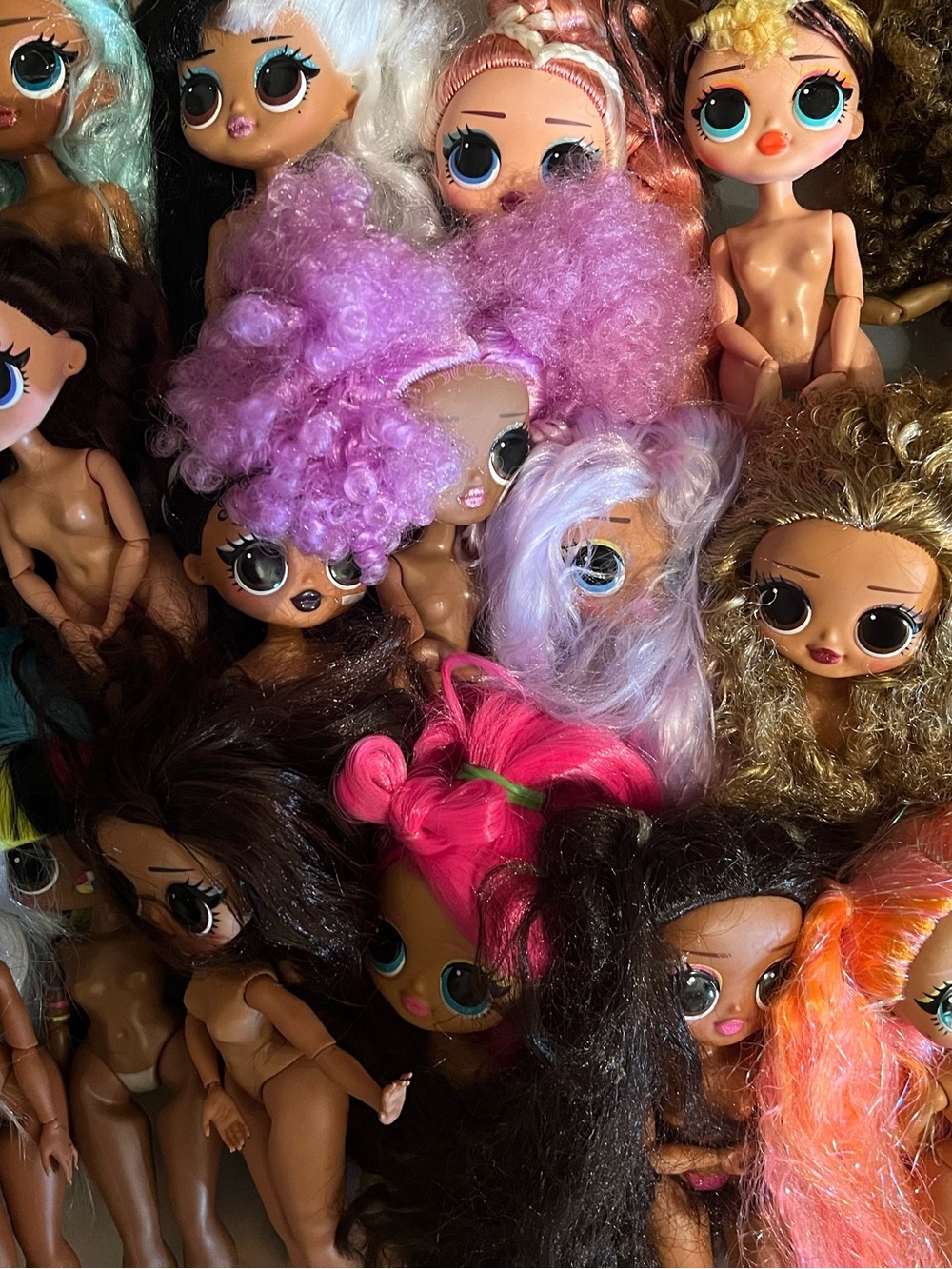 Huge Lot of LOL OMG dolls